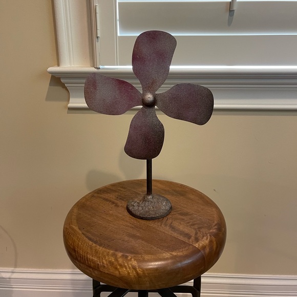 Farmhouse Metal Pinwheel Decoration - Picture 1 of 2